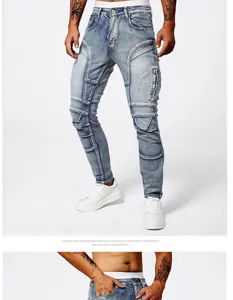 Vista dettagliata di jeans da biker blu chiaro alla moda con pannelli al ginocchio pieghettati.