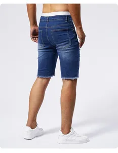 Vue arrière du détail de short en denim délavé pour homme, avec franges et poches.