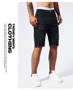 Short en jean noir pour homme avec détails déchirés, style streetwear estival tendance.