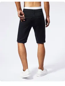 Vue détaillée du short en denim noir délavé et déchiré pour homme avec ourlet brut.