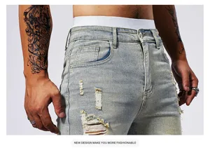 Vue de détail short en jean délavé clair pour homme, texture denim bleu clair rétro.