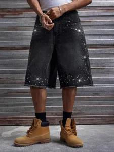 Short en denim noir pour homme avec strass scintillants et ourlets effilochés.
