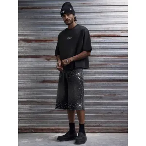 Short en jean pour homme avec strass et bord brut pour la mode du printemps et de l'été.