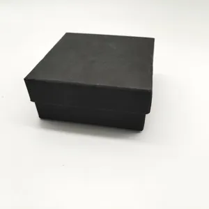 Vista detallada de una caja de regalo negra lisa diseñada para empaquetar accesorios y objetos pequeños.