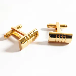 Boutons de manchette dorés à rayures pour hommes, accessoires de chemise élégants.