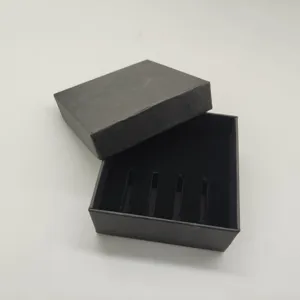 Caja de regalo de carton negro con inserto flocado negro para detalles de pisacravatas.