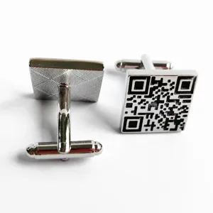 Detailansicht silberner Metall Manschettenknöpfe mit QR-Code Design für Herrenbekleidung.