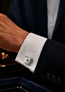 Kreative Vier Asse Poker Manschettenknöpfe für Herren aus Kupfer und edlem Emaille Schmuck.