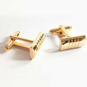 Boutons de manchette dorés pour homme en métal avec design rayé minimaliste pour chemises.
