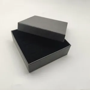 Caja de regalo negra con inserto de terciopelo, ideal para pasador o joyas en vista detallada.