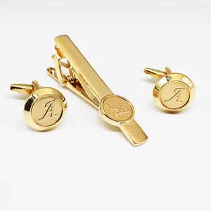 Goldfarbene Metall Manschettenknöpfe und Krawattenklammer Set mit Buchstabe A für Herren.
