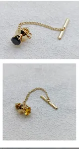 Heren metalen dasgesp detailweergave, gegalvaniseerde koperen speld met ketting en steen.