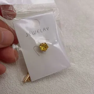 Goudkleurige dasclip accessoire met geel kristal, perfect voor zakelijke herenpakken.