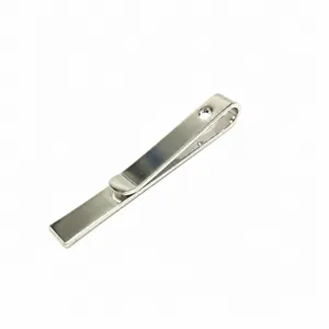 Detailweergave zilveren metalen dasclip, klassiek minimalistisch ontwerp voor heren formele kleding