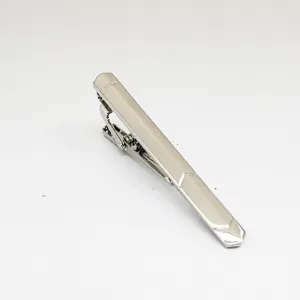 Vue detaillee de pince a cravate en metal argente, design elegant pour costumes formels.