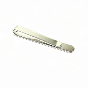 Gedetailleerde close-up van een slanke zilveren heren dasclip met een gladde metalen textuur.