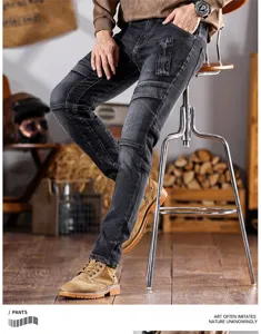 Jeans de moto para hombre en gris humo, corte slim, rodillas plisadas y estilo patchwork.