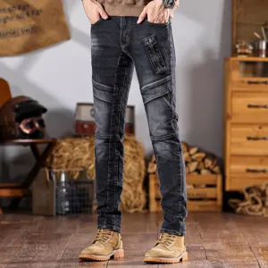 Jeans de motociclista para hombre en gris humo, corte slim desgastado con detalles de pliegues.
