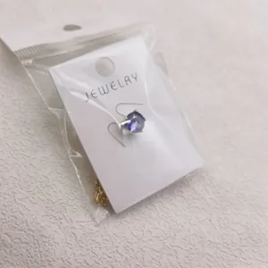 Elegante paarse edelsteen hanger ketting in doorzichtige verpakkingskaart voor dames.