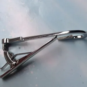 Zilveren metalen dasspeld met uniek haakontwerp, elegant herenaccessoire voor pakken.