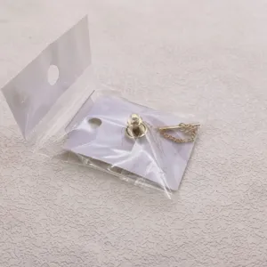 Detailweergave van heren kostuum stropdas speld met ketting en metalen sluiting accessoire.