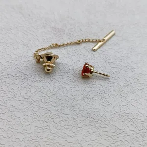 Heren business casual dasclip met ketting en rode steen mode accessoires stijl.