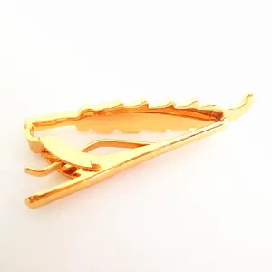Goldene Blatt Krawattenklammer Detailaufnahme, elegantes Metallaccessoire für Herren.