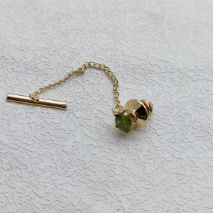 Stijlvolle goudenkleurige daspeld voor heren met groene steen en ketting voor pak