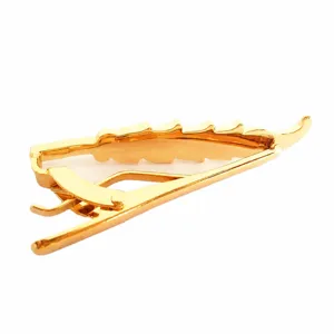 Goldener Krawattenklammer in Blattform, minimalistisches Metall Herren Accessoire Mode.