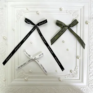 Fiocchi di nastro per decorazione scatole regalo, fiocchi finiti con testo in inglese.