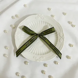 Fiocco in nastro verde con testo Best Wishes, elegante fiocco decorativo per confezioni.