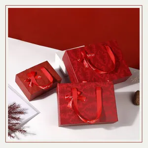 Vista dettagliata della confezione regalo rossa con nastro, design elegante per caramelle.