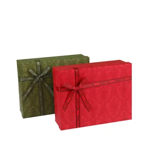 Boîtes cadeaux rectangulaires vertes et rouges avec rubans décoratifs pour les fêtes.