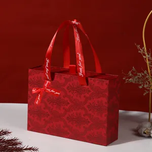Scatola regalo di caramelle di nozze di lusso rossa con cassetto e manico in nastro per feste.