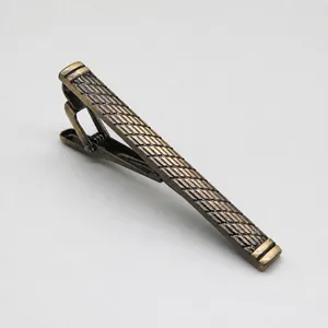 Pince à cravate classique en métal bronze pour hommes, accessoire de costume élégant et texturé.