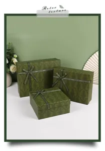Ensemble de boites cadeaux carrees vert fonce retro avec de jolis noeuds et rubans.