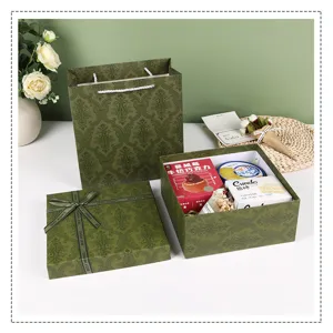 Ensemble de coffrets cadeaux damassés vert rétro avec sac en papier et ruban pour les fêtes.