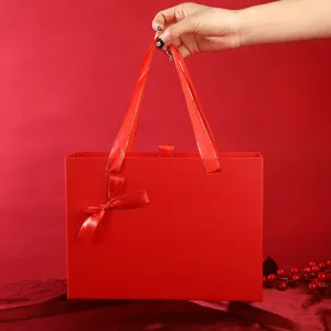 Boite cadeau rouge avec poignee en ruban et noeud, petit emballage tiroir pour cosmetiques.