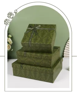 Ensemble de boîtes cadeaux vertes rétro avec ruban décoratif pour anniversaire.