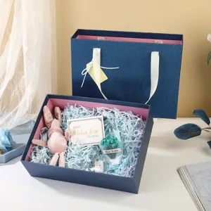 Grand ensemble de boîtes cadeaux bleues avec rubans intérieurs roses et adorable lapin en peluche