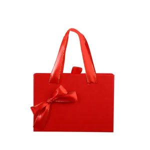 Boîte cadeau rouge avec poignée ruban et nœud, emballage tiroir pour bonbons et parfum.