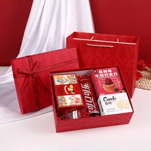 Ensemble de coffrets cadeaux de Noël rétro rouge avec ruban, emballage élégant pour fêtes.