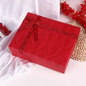 Boîte cadeau rouge vintage avec couvercle et ruban nœud pour Noël anniversaire emballage fête.