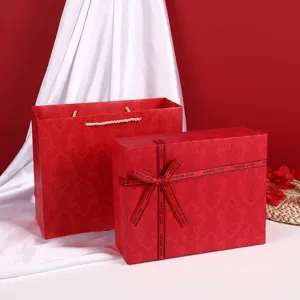 Ensemble de boîtes cadeaux rétro rouges avec ruban et sac assorti pour les fêtes.