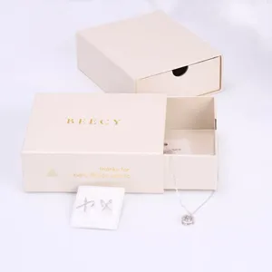 Caja de regalo de joyería blanca minimalista cajón embalaje con collar y pendientes.