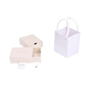 Conjunto de caja de regalo de joyería blanca minimalista con cajón y bolsa de papel.