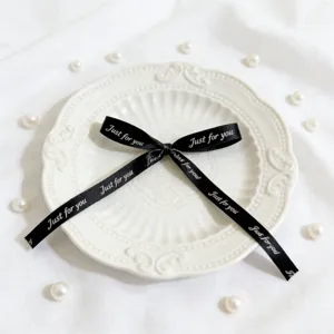 Fiocco in nastro nero con testo stampato per confezione regalo dettaglio decorazione