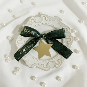 Squisito nastro verde con ciondolo a stella dorata, ideale per decorazioni di scatole regalo.
