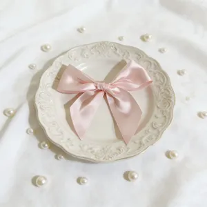 Dettaglio fiocco in nastro di satin rosa, fiocco elegante per decorazione regali.