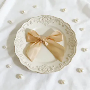 Elegante fiocco in nastro di raso dorato per decorazione scatola regalo, perfetto per il fai da te.